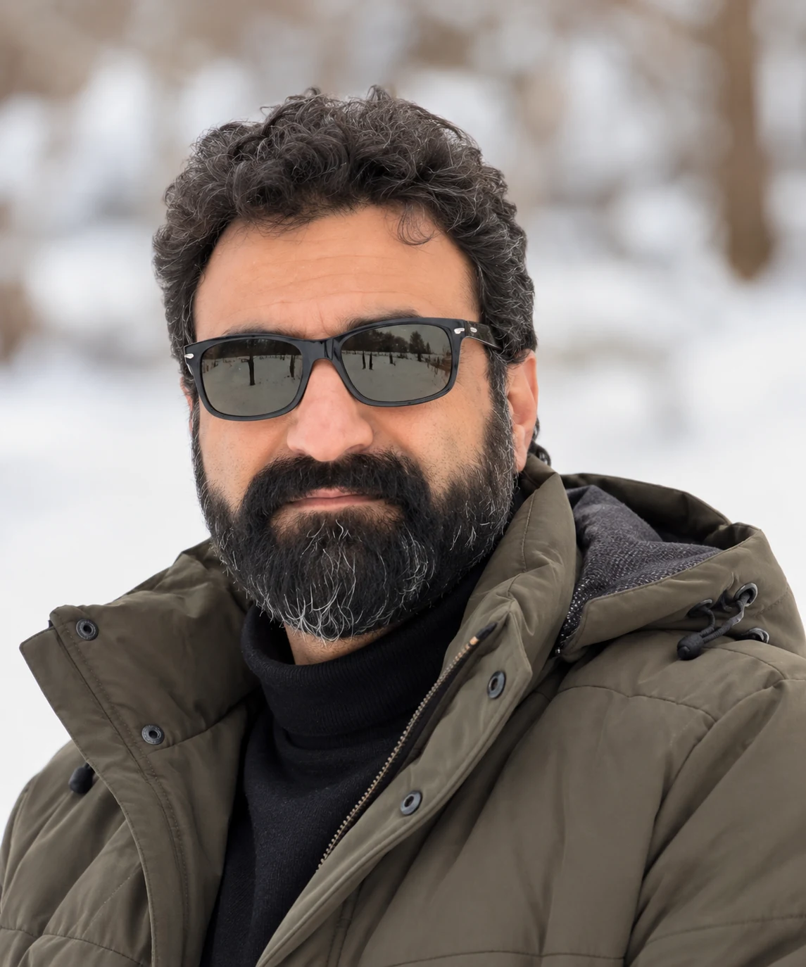 پرتره مصطفی طاهری با پوشش زمستانی